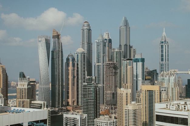 Dubai Marina Skyline Avec De Beaux Gratte-ciel