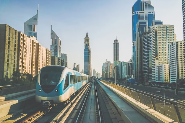 Dubai. Le métro de Dubaï en début de matinée.