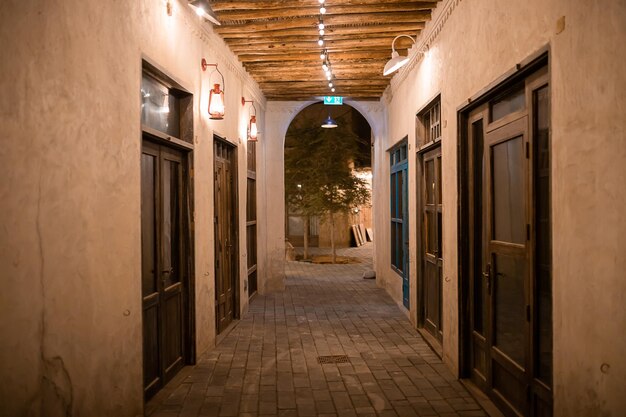 Dubaï Émirats Arabes Unis 07 novembre 2021 Al Seef Meraas Dubaiold quartier historique à l'architecture arabe traditionnelle la nuit