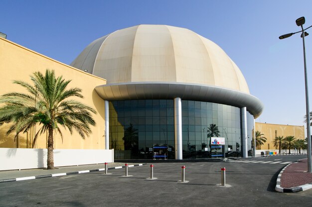 DUBAI, ÉMIRATS ARABES UNIS - 08 AVRIL 2017 Le centre commercial de Dubaï, le plus grand centre commercial du monde, situé sur la route d'Al Ain, abrite plus de 1200 des plus grandes marques mondiales.