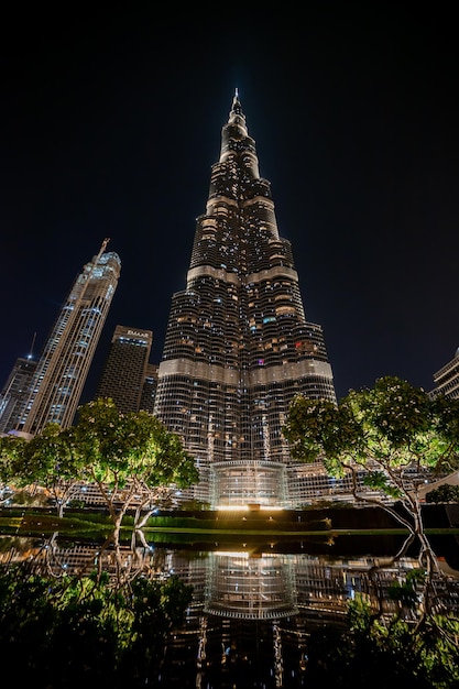 Dubaï Émirats Arabes Unis 12 novembre 2021 Burj Khalifa dans la nuit est le plus haut gratte-ciel du monde à 8298 m à Dubaï Émirats Arabes Unis