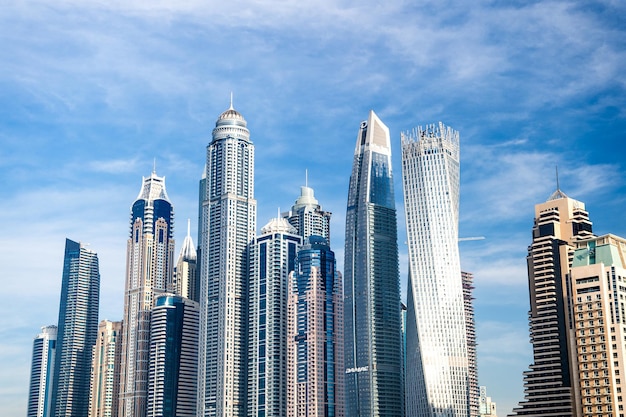 Dubaï, Émirats arabes unis - 26 décembre 2017 : paysage urbain sur fond de ciel bleu. Succès, futur concept. Architecture, structure, conception. Affaires, commerce, finance.