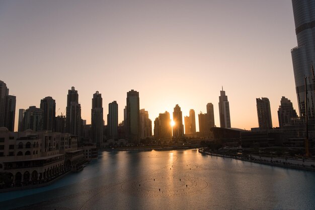 DUBAI UAE 31 JANVIER 2017 célèbre fontaine musicale à Dubaï avec des gratte-ciel en arrière-plan lors d'une belle soirée d'été