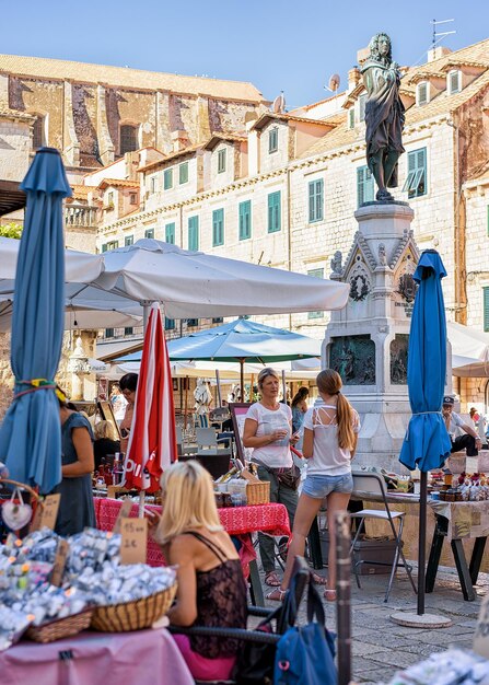 Dubrovnik, Croatie - 19 août 2016 : Les gens au marché de la rue Gruz dans la vieille ville, Dubrovnik, Croatie