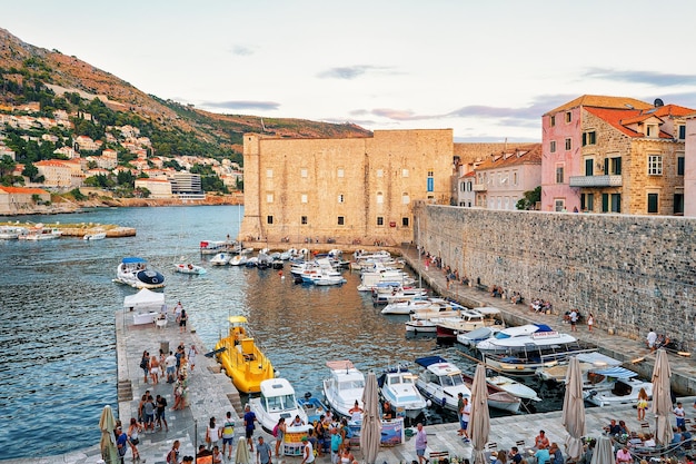 Dubrovnik, Croatie - 19 août 2016 : soirée à Saint John Fort et voiliers et personnes au vieux port de la mer Adriatique à Dubrovnik, en Croatie