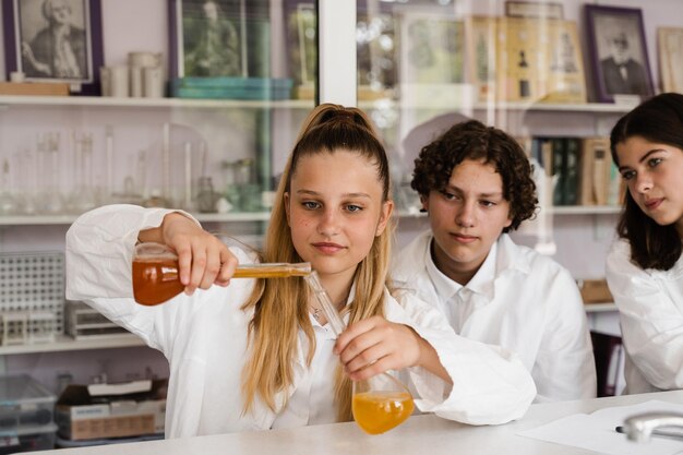 Éducation Expériences chimiques lors d'une leçon de chimie à l'école Enfants camarades de classe faisant des expériences en laboratoire