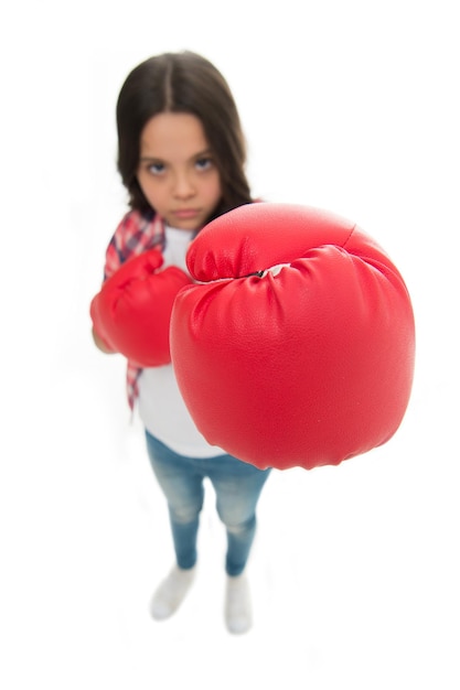 Éducation féministe Chaque fille devrait savoir comment se défendre Fille s'entraînant sérieusement avec des gants de boxe Visage concentré d'enfant avec des gants de sport pratique des compétences de combat isolé blanc Pouvoir des filles