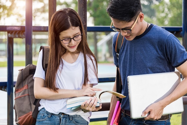 Éducation femme et homme ou étudiantes discutent de l'enseignement après l'école