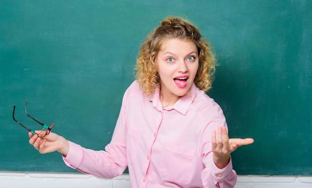 Éducation formelle informelle et non formelle étudiant parlant avec des lunettes au tableau noir enseignante à l'école leçon nouvelle année scolaire Fille se prépare pour les examens de retour à l'école tableau vide