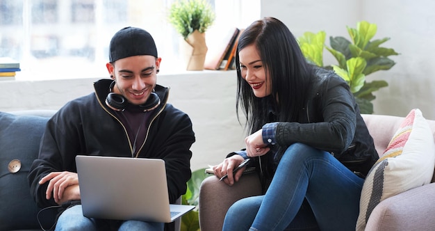 Éducation sur ordinateur portable et amis étudiants dans la salle de repos d'un campus universitaire pour une mission d'étude Recherche technologique ou information avec un homme et une femme élève à l'université ensemble pour apprendre