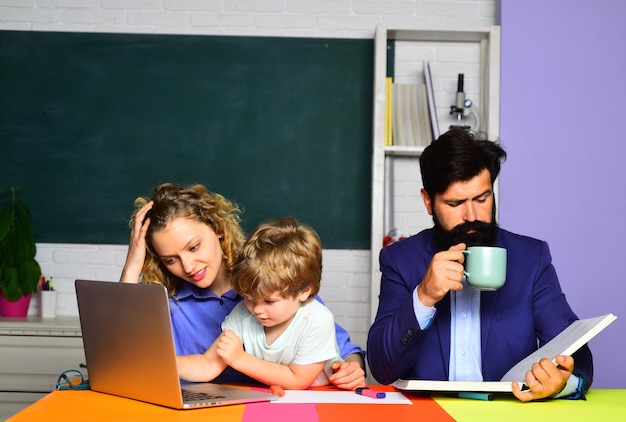 Éducation pour les enfants non scolarisés d'un élève du primaire apprenant des lettres et des chiffres