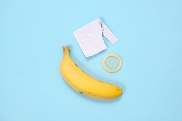 Éducation sexuelle avec des bananes et contraception isolée sur fond bleu