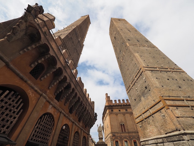 Photo due torri (deux tours) à bologne