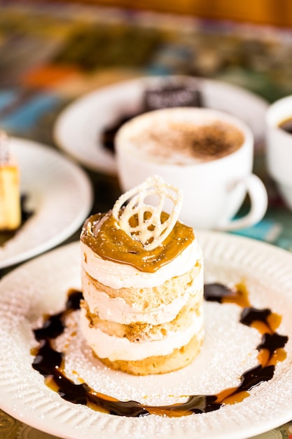 Photo dulce de leche italien frais avec du café sur la table.