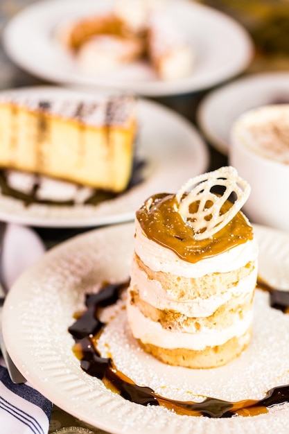 Dulce de Leche italien frais avec du café sur la table.