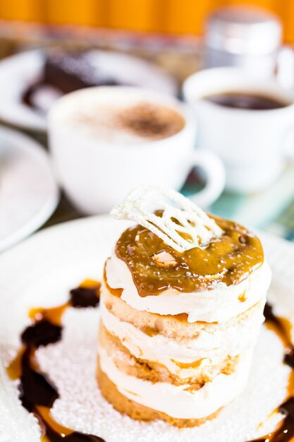 Dulce de Leche italien frais avec du café sur la table.