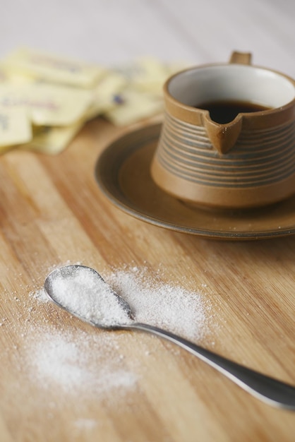 Édulcorant substitut de sucre et tasse de thé sur la table