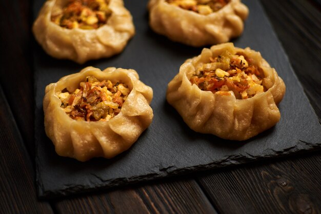 Dumplings aux légumes sur une planche de pierre