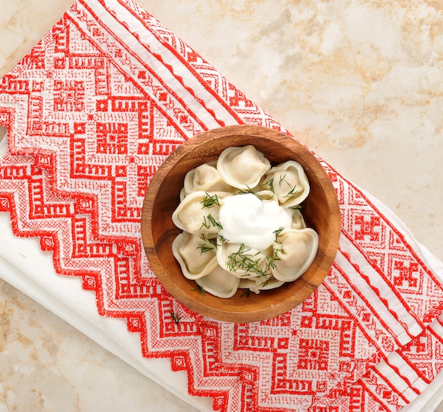 Dumplings dans un bol en bois