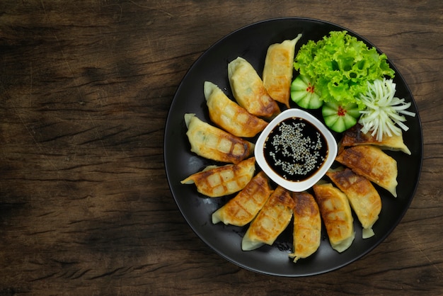 Dumplings frits Gyoza avec porc et légumes