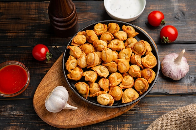 Dumplings frits orientaux avec viande hachée également connus sous le nom de Gyoza, Dim Sum, Jiaozi, Momo, Tortellini.
