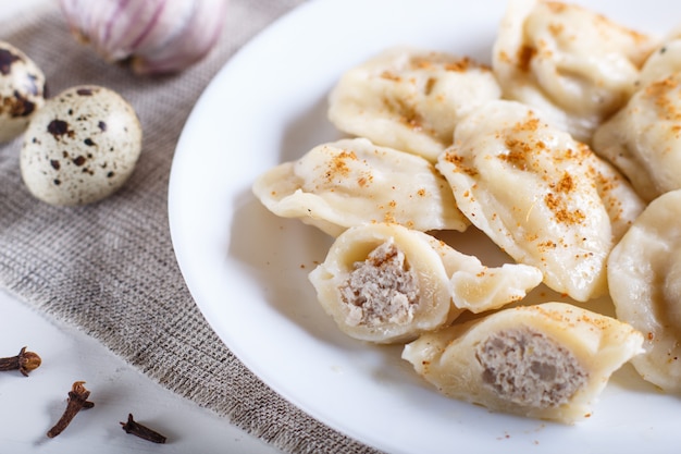 Dumplings sur une plaque blanche, mise au point sélective.