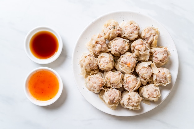 Dumplings de porc avec sauce