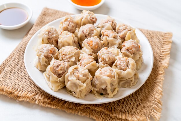 Dumplings de porc avec sauce