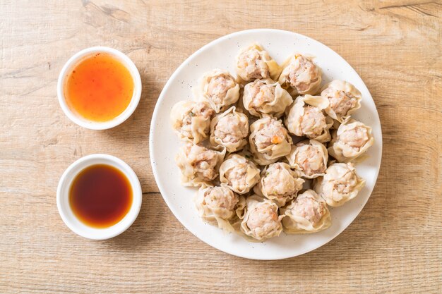 Dumplings de porc avec sauce