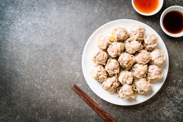 Dumplings de porc avec sauce