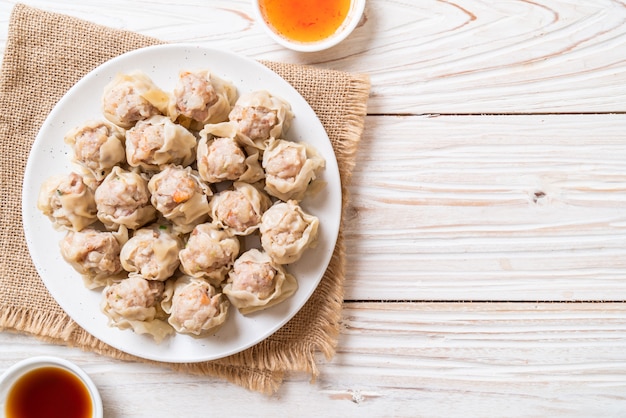 Dumplings de porc avec sauce