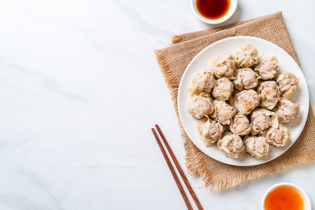 Dumplings de porc avec sauce