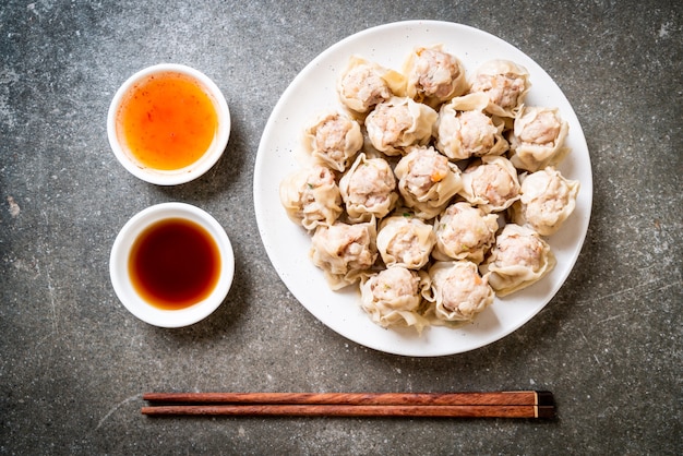 Dumplings de porc avec sauce