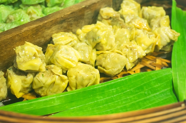 Dumplings à vapeur chinois, vapeurs dim sum en bambou cuites à la vapeur. l&#39;alimentation de rue. avec un accent sélectif.