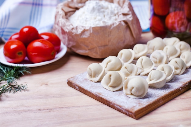 Dumplings à la viande sur un support en bois