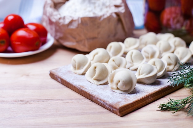 Dumplings à la viande sur un support en bois