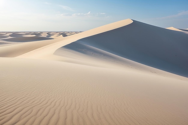 Une dune de sable blanc sous un ciel dégagé