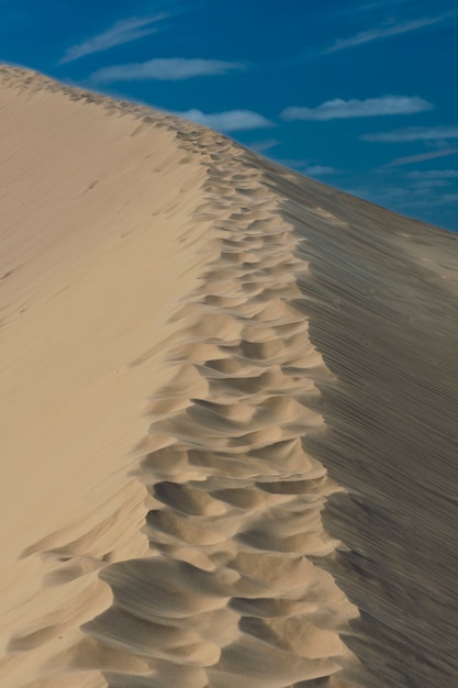 Dune de sable et ciel bleu