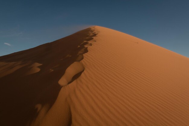 Une dune de sable dans un désert