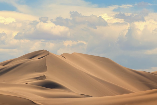 Dune de sable doré 7 et nuages blancs lors d'une journée ensoleillée dans le désert du Namib Endroit fantastique pour les voyageurs