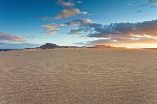 dunes au coucher du soleil dans le parc naturel de Corralejo, Fuerteventura