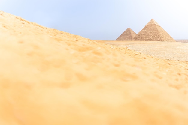 Dunes et pyramides de Gizeh en Egypte