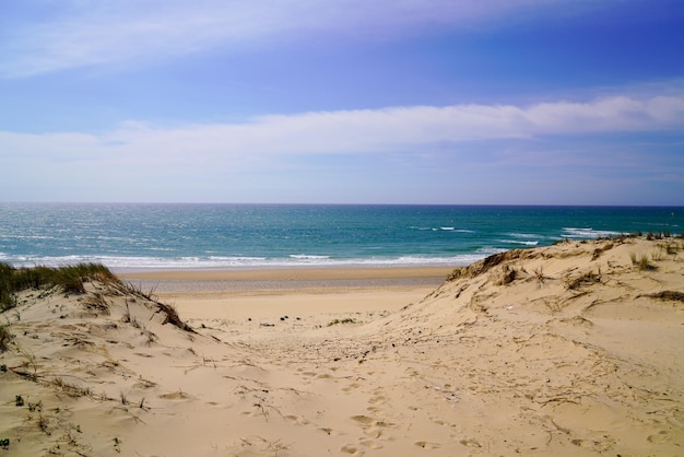 Dunes de sable accès à la plage de la mer à Lacanau océan en France