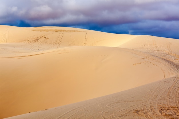 Dunes de sable blanc avant la tempête Mui Ne Vietnam