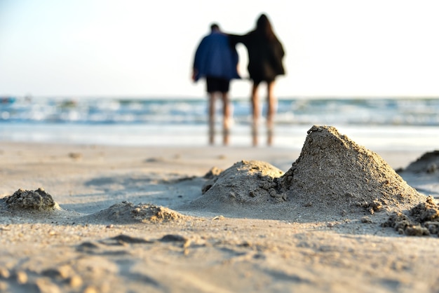 Dunes de sable avec couple d&#39;amoureux sur la plage.