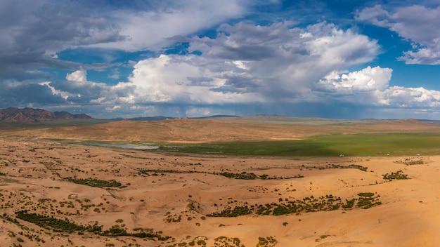 Dunes de sable du désert et des montagnes