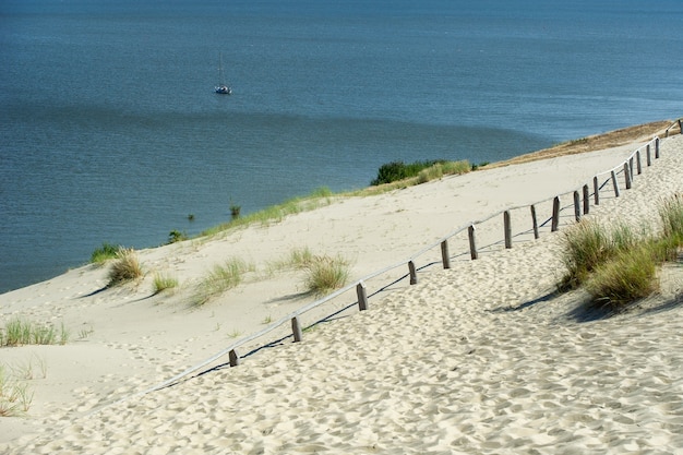 Photo dunes de sable sur l'isthme de courlande près de la ville de nida. klaipeda, lituanie