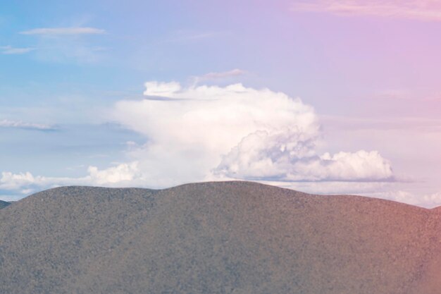 Dunes de sable et nuages