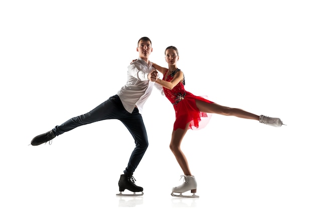 Duo patinage artistique isolé sur mur blanc avec fond. Deux sportifs pratiquant et s'entraînant dans l'action et le mouvement.