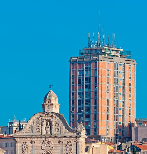 Duomo de Sassari avec un gratte-ciel en arrière-plan